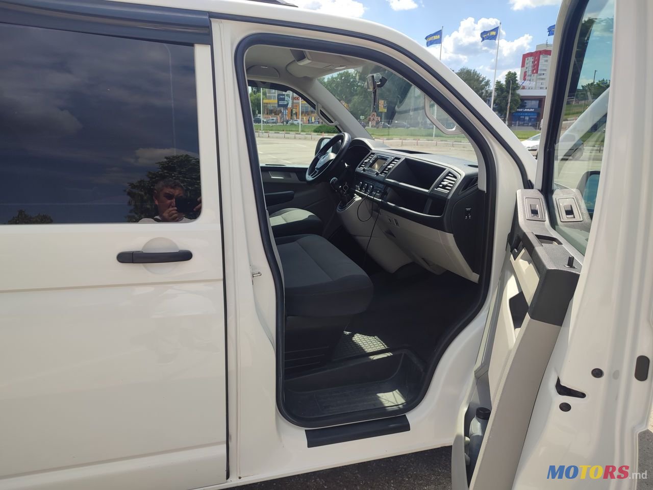 2015' Volkswagen Transporter photo #6