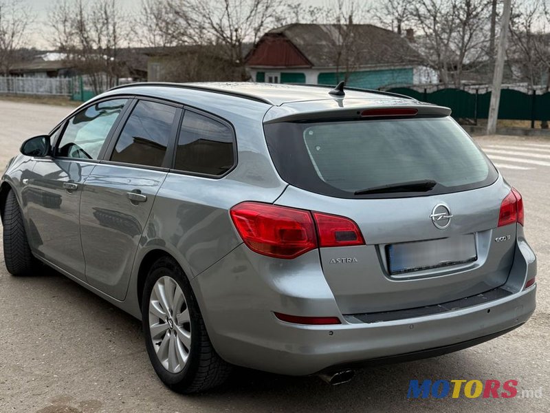 2012' Opel Astra photo #2