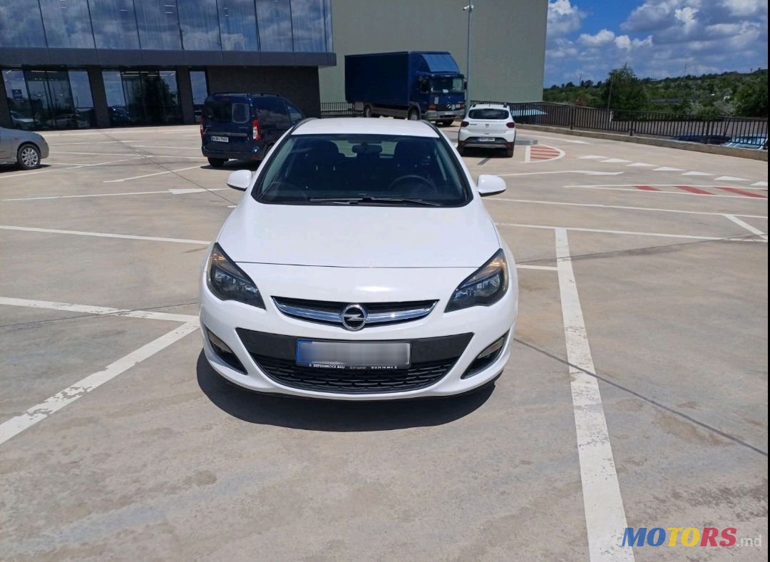 2013' Opel Astra photo #2