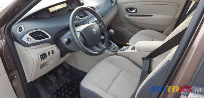 2010' Renault Grand Scenic photo #2