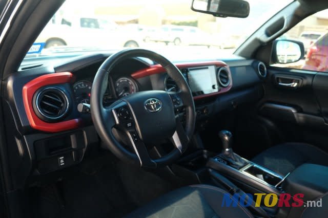 2016' Toyota Tacoma TRD Sport photo #3