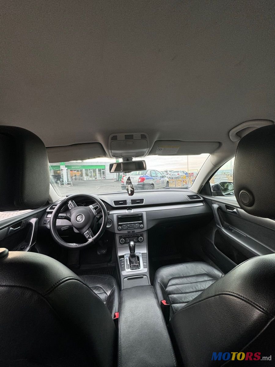 2011' Volkswagen Passat photo #6