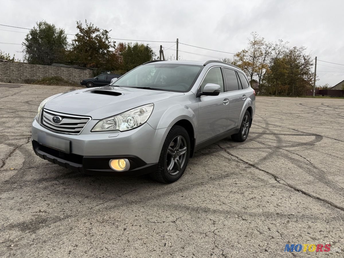 2011' Subaru Outback photo #2