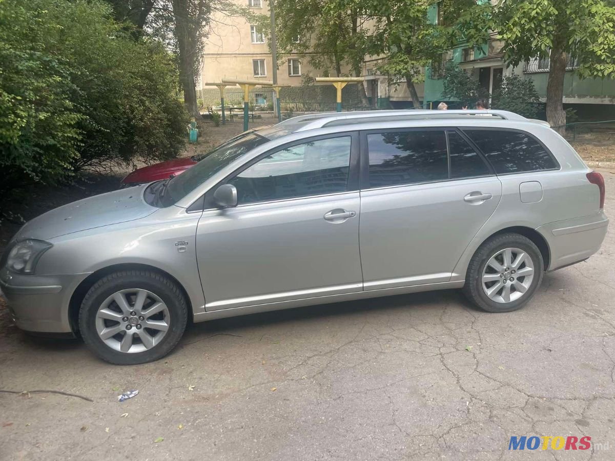 2004' Toyota Avensis photo #1