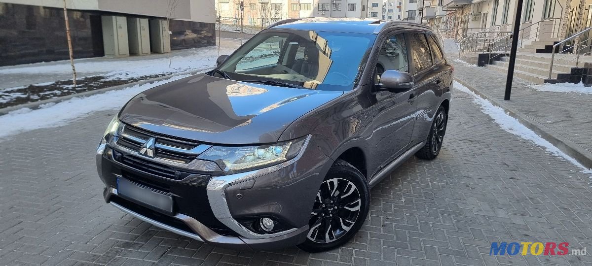 2015' Mitsubishi Outlander photo #2