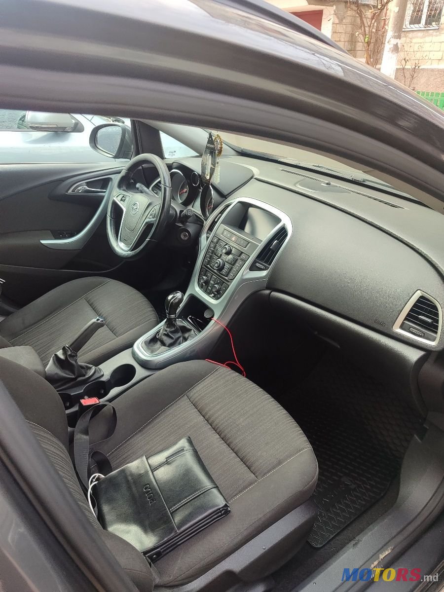 2012' Opel Astra photo #5