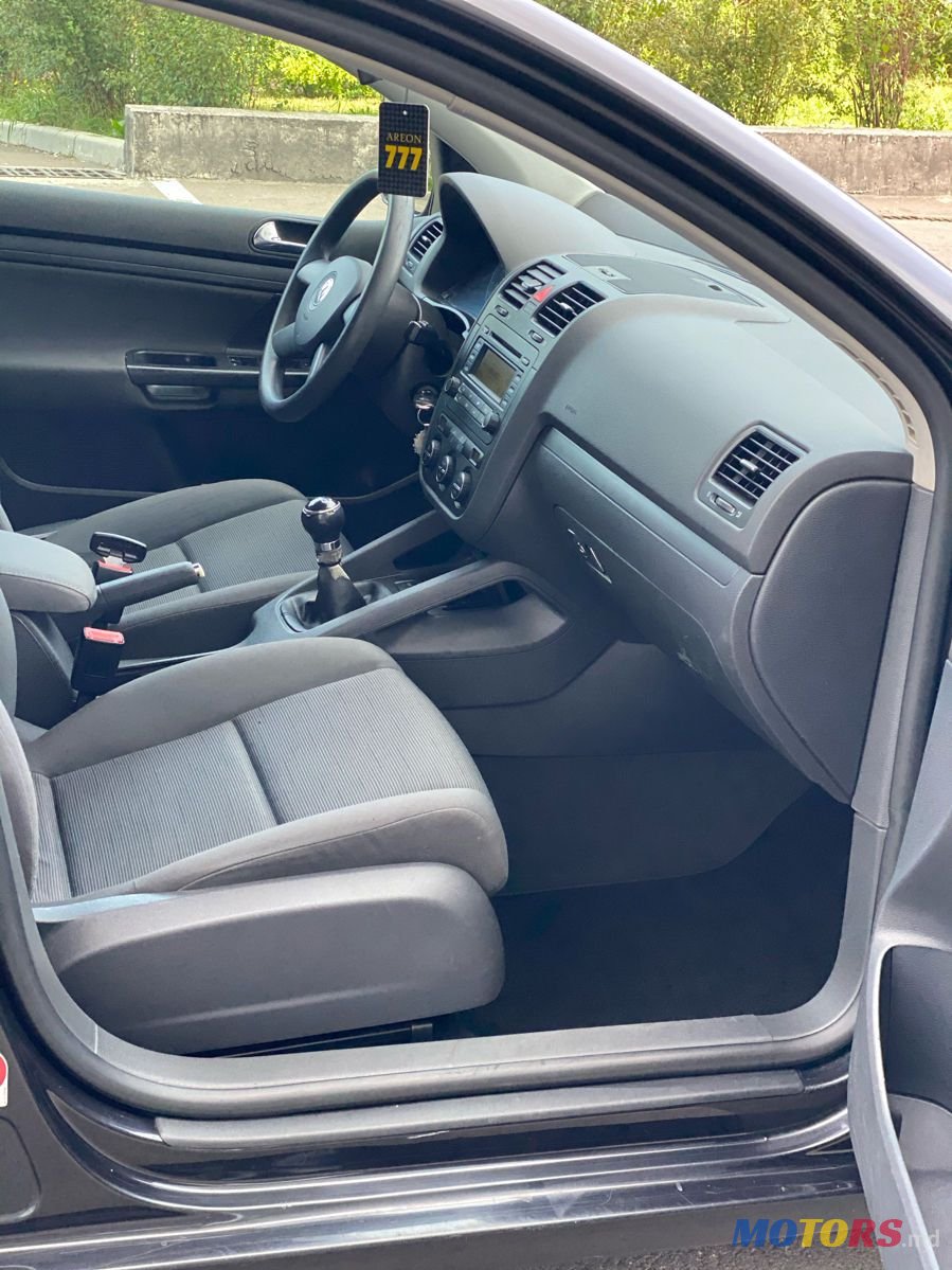 2004' Volkswagen Golf photo #3