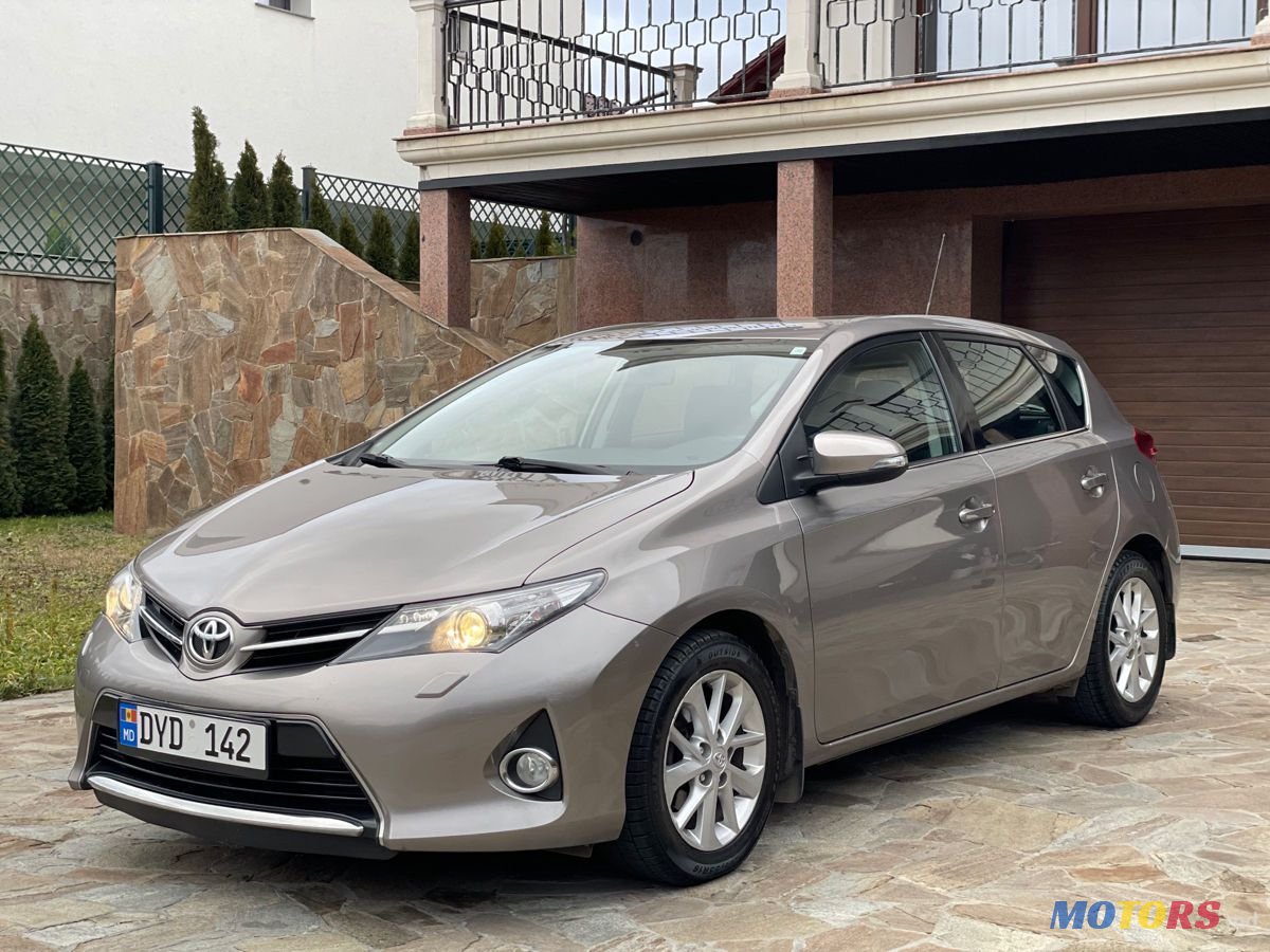 2012' Toyota Auris photo #1