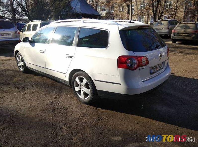 2009' Volkswagen Passat photo #2