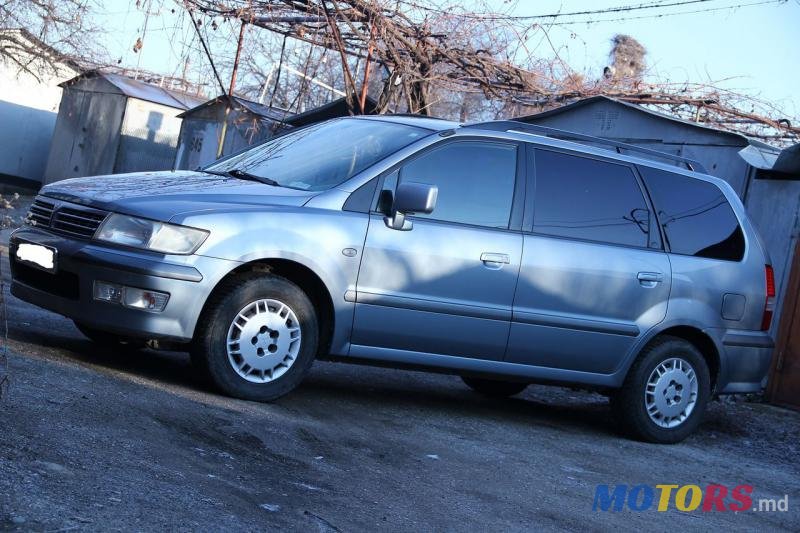 2003' Mitsubishi Space Wagon photo #1