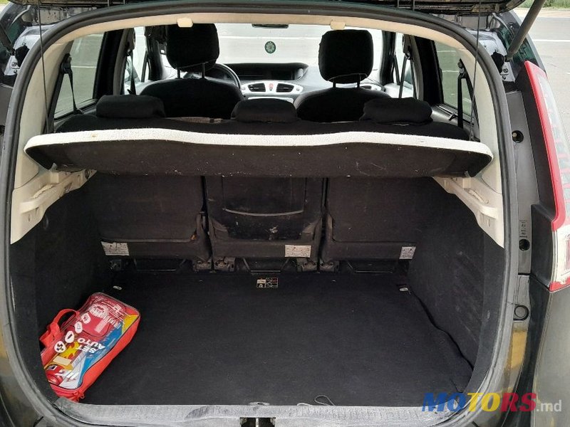 2010' Renault Scenic photo #6