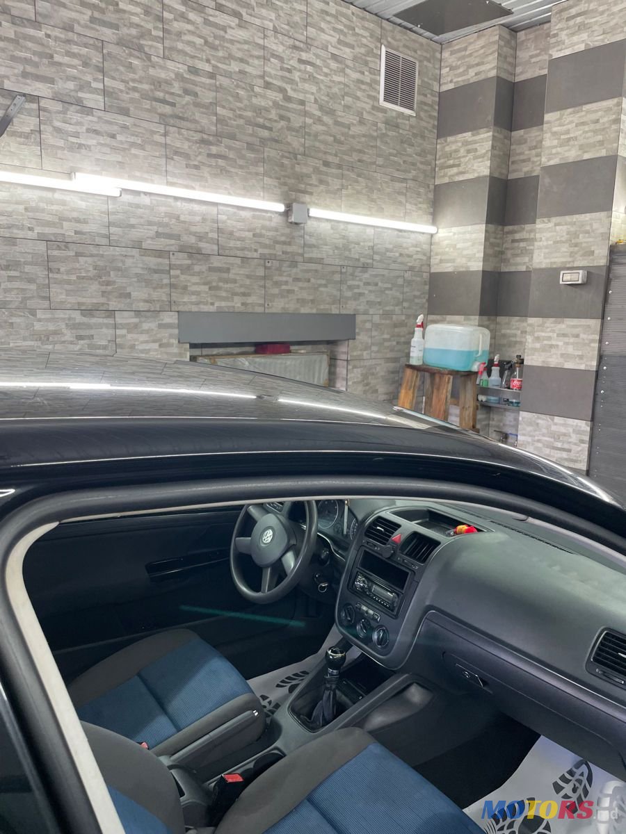 2005' Volkswagen Golf photo #2