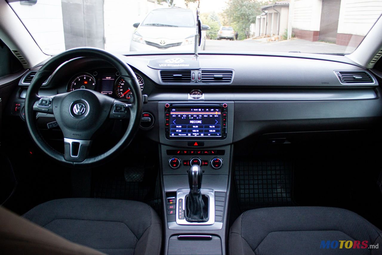 2012' Volkswagen Passat photo #5