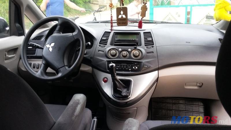 2007' Mitsubishi Grandis photo #2