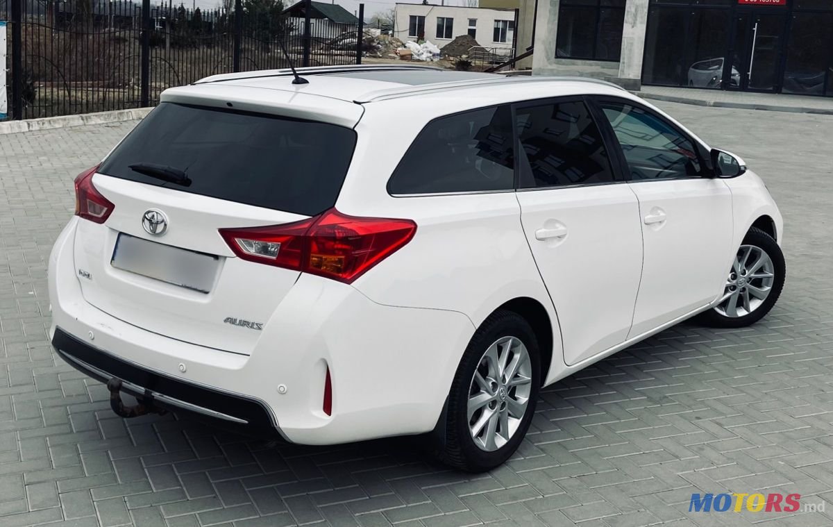 2013' Toyota Auris photo #2