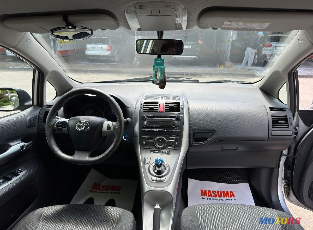 2011' Toyota Auris photo #1