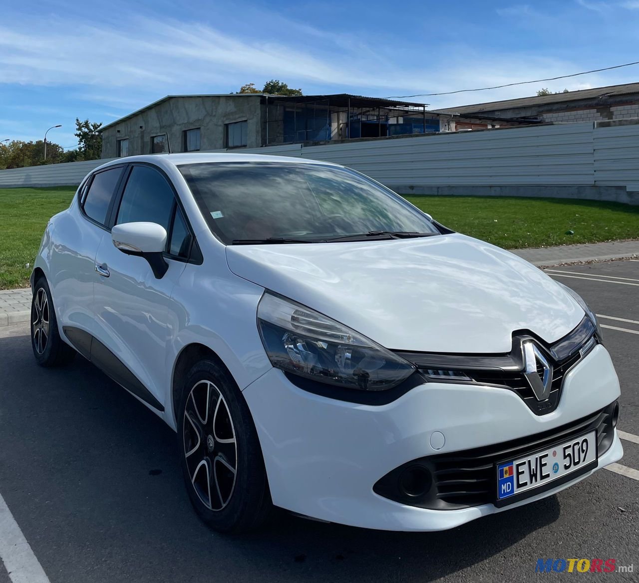 2014' Renault Clio photo #1