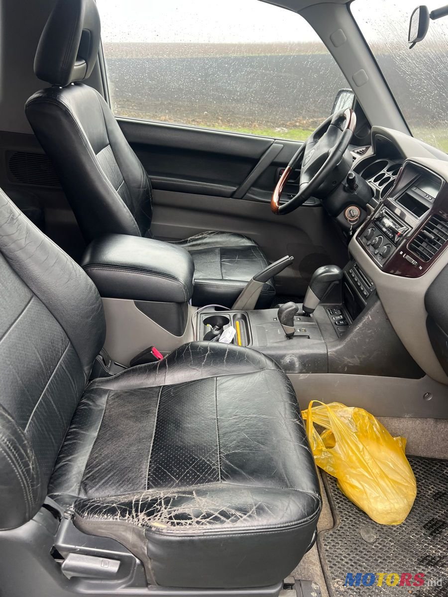 2001' Mitsubishi Pajero photo #5