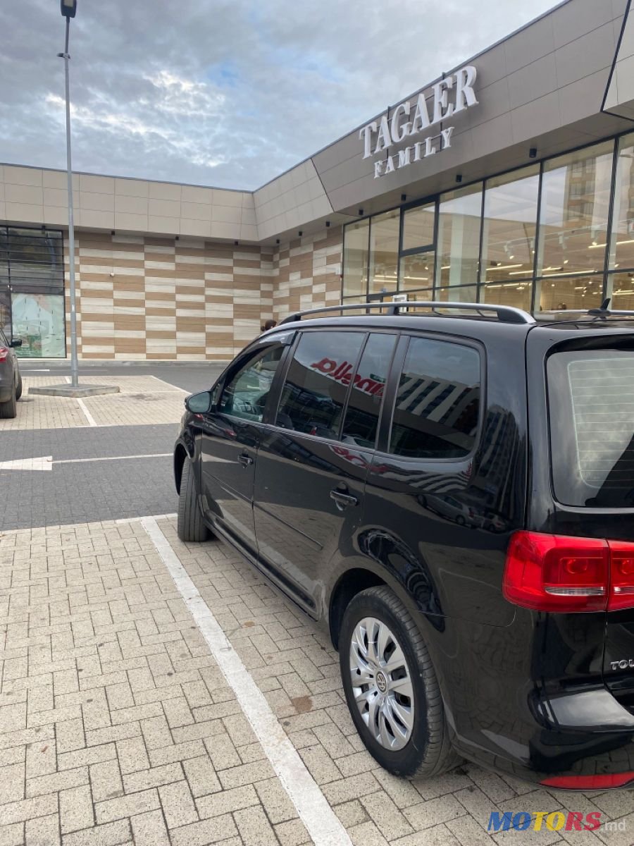 2011' Volkswagen Touran photo #2