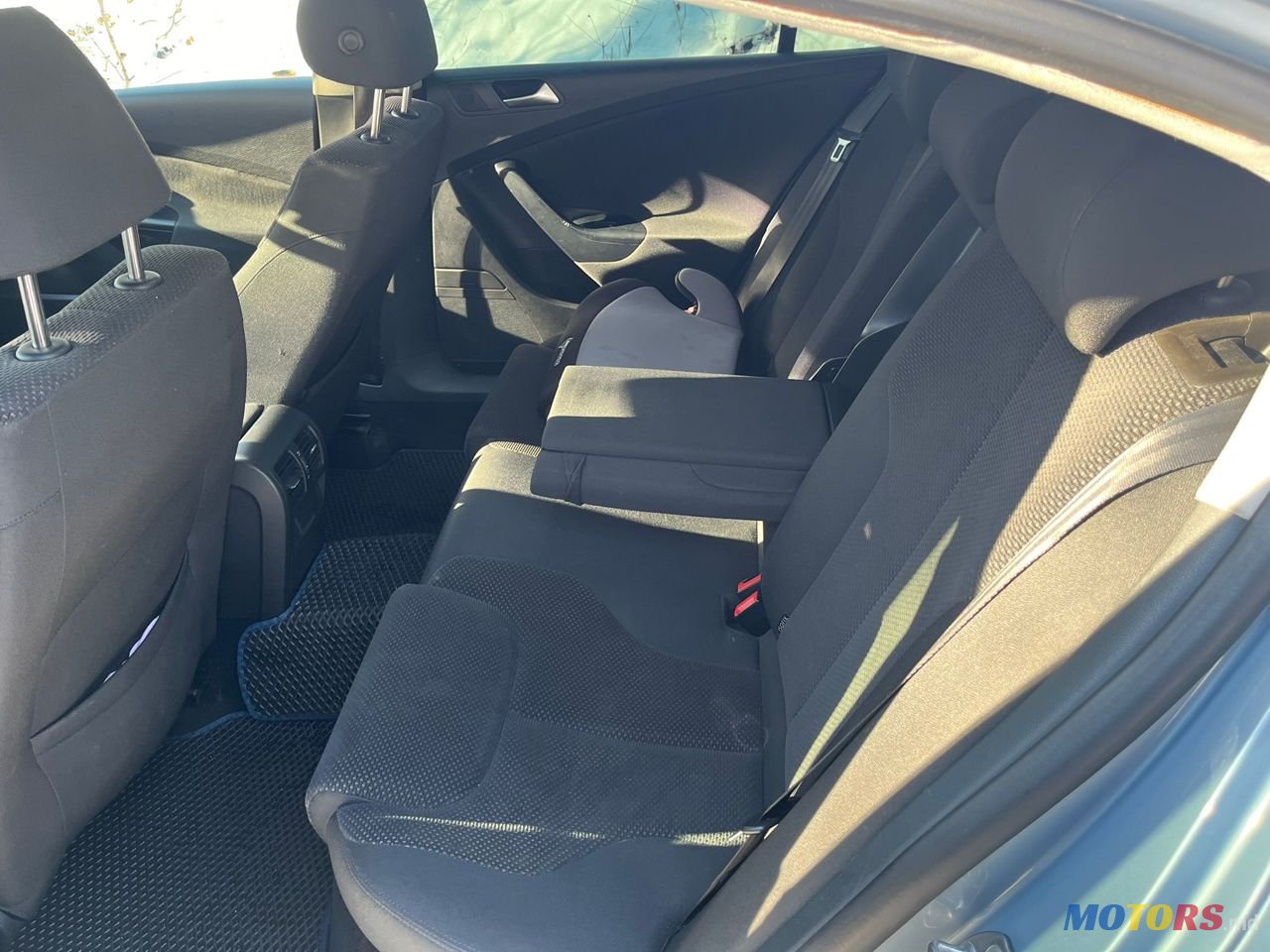 2009' Volkswagen Passat photo #6