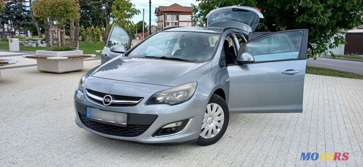 2012' Opel Astra photo #3