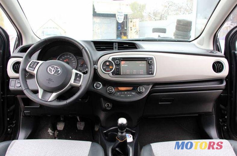 2011' Toyota Yaris photo #2