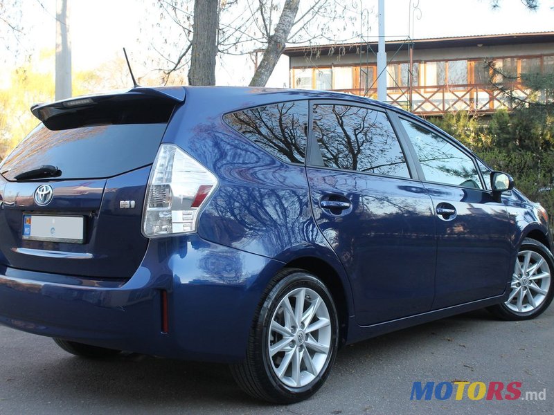 2011' Toyota Prius v photo #4