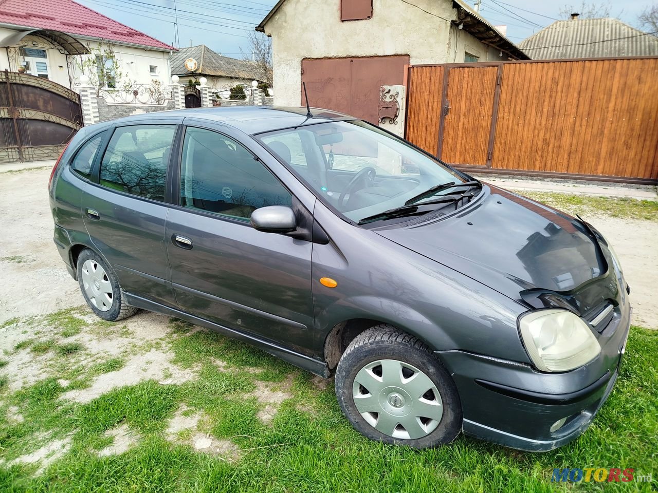 2004' Nissan Almera Tino photo #3