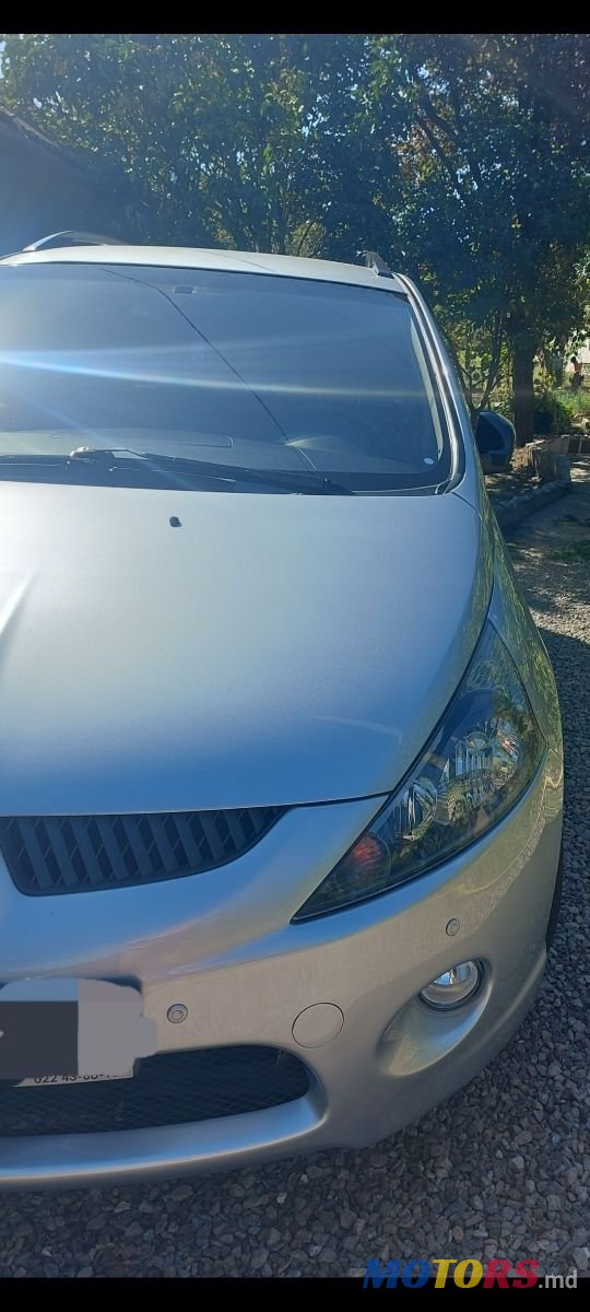 2006' Mitsubishi Grandis photo #2