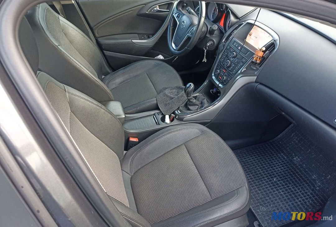 2011' Opel Astra photo #5