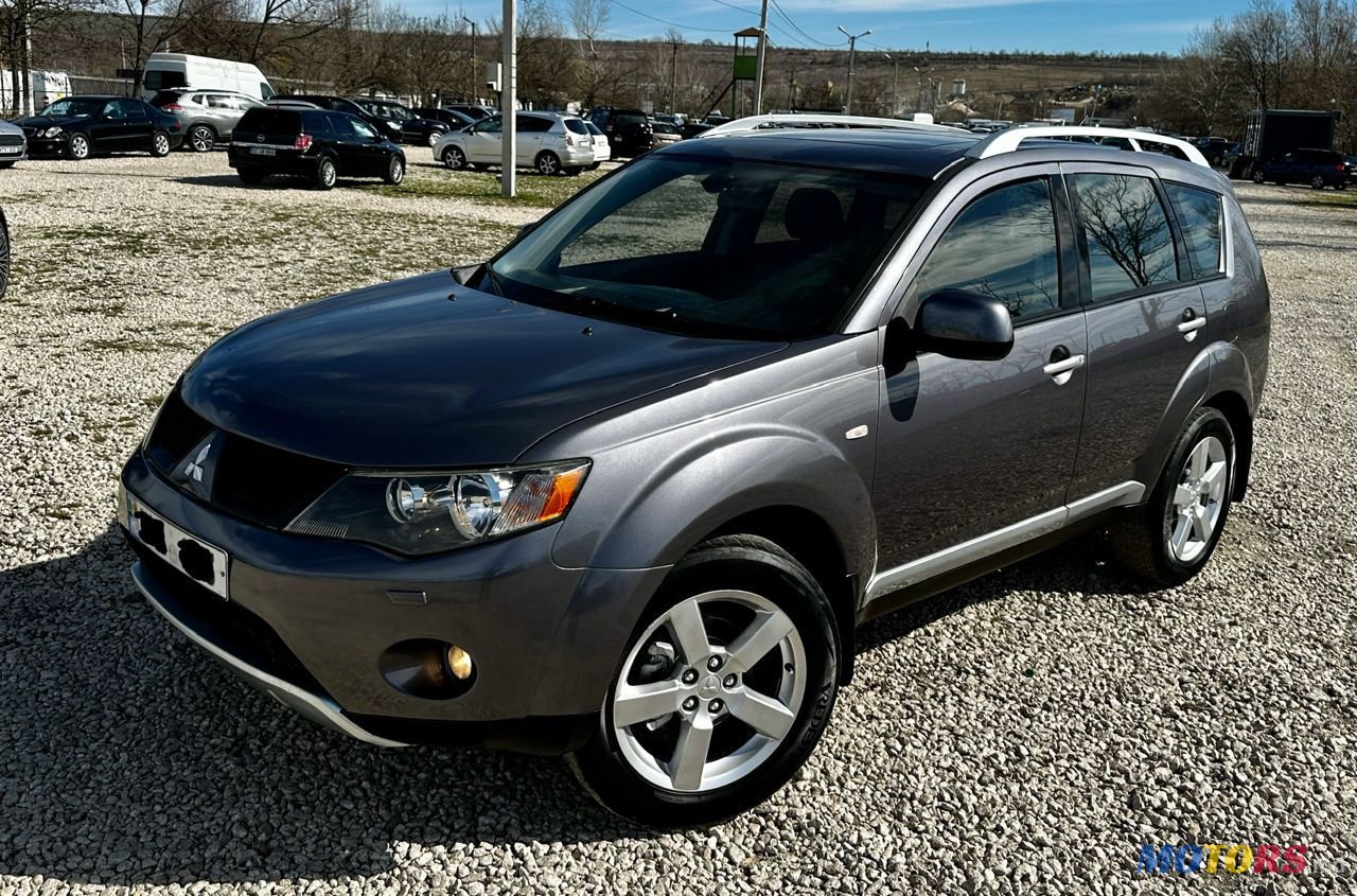 2009' Mitsubishi Outlander photo #2