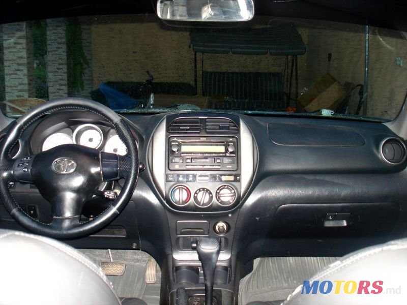 2005' Toyota RAV4 photo #3