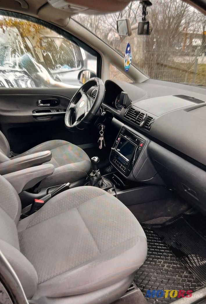 2005' Volkswagen Sharan photo #3