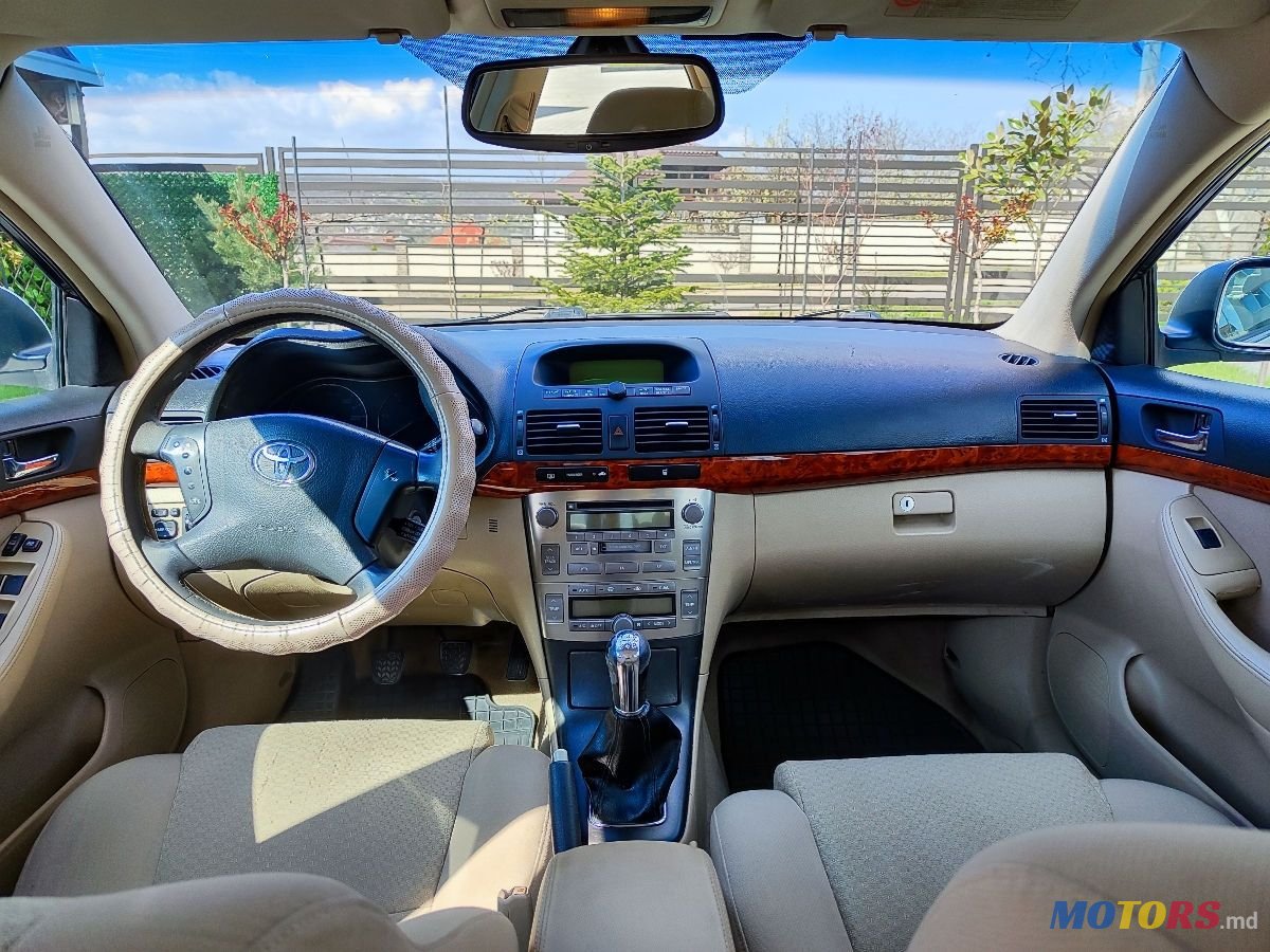 2004' Toyota Avensis photo #1