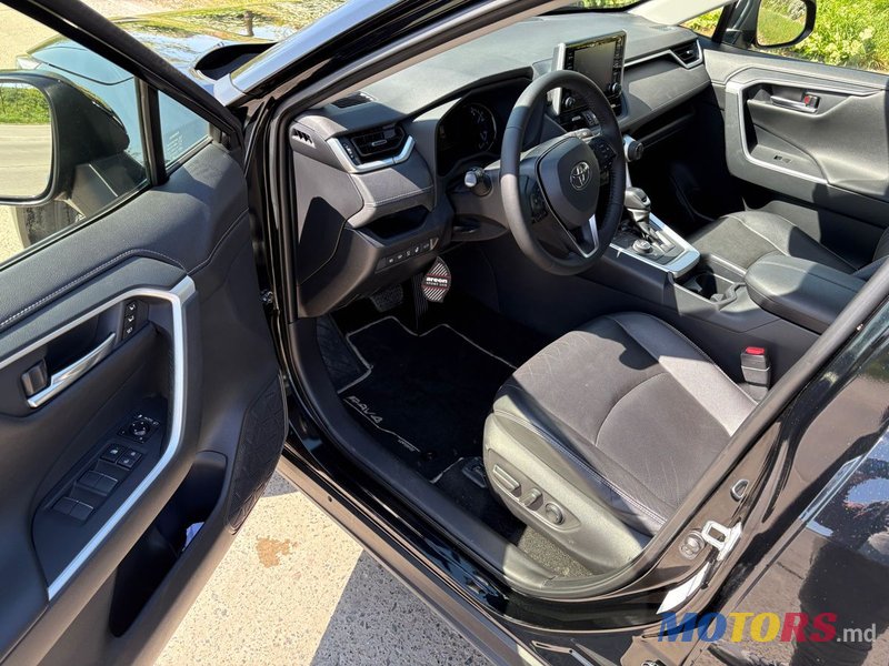 2019' Toyota RAV4 photo #5
