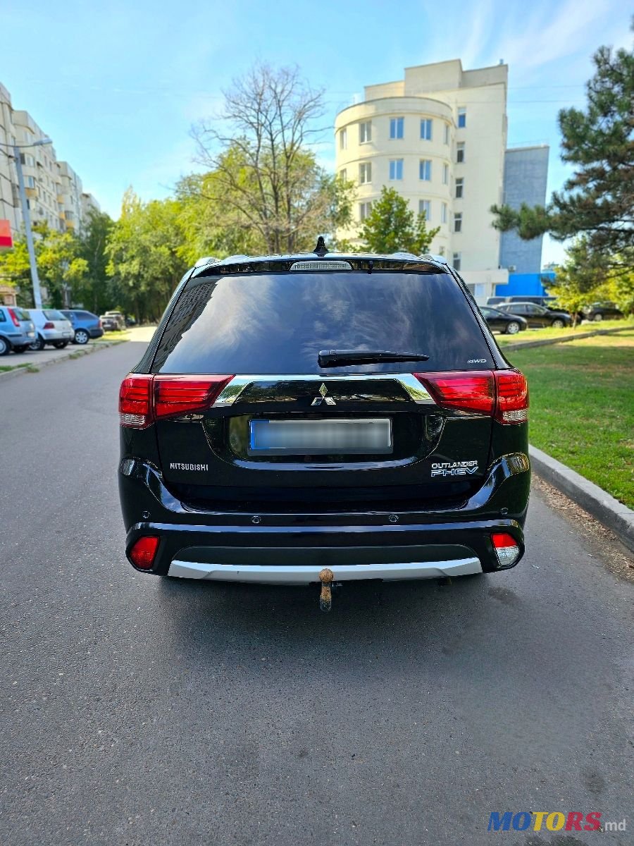 2015' Mitsubishi Outlander photo #2