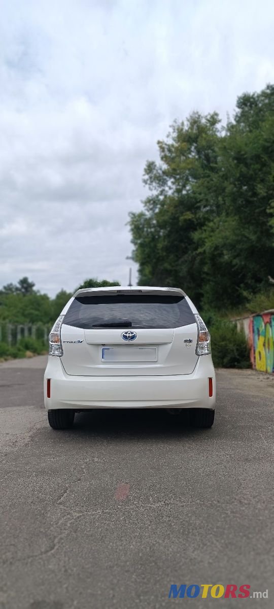 2012' Toyota Prius v photo #2