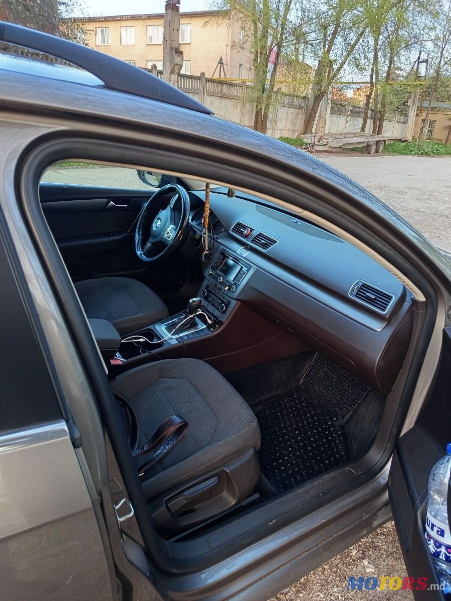 2011' Volkswagen Passat photo #5