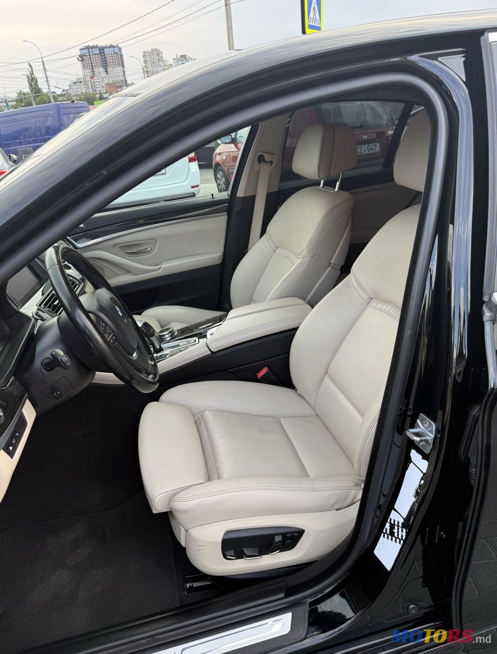 2013' BMW 5 Series photo #2