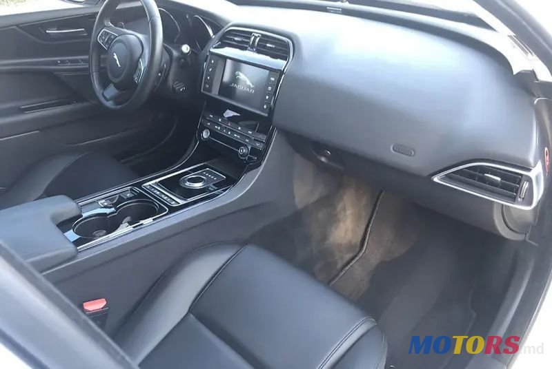 2017' Jaguar Xe photo #5