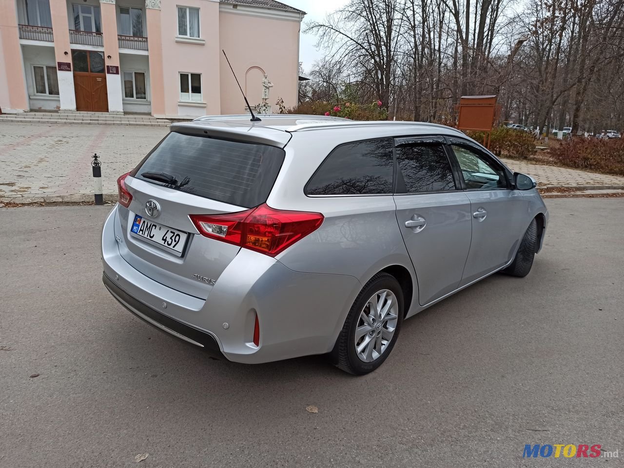 2013' Toyota Auris photo #2