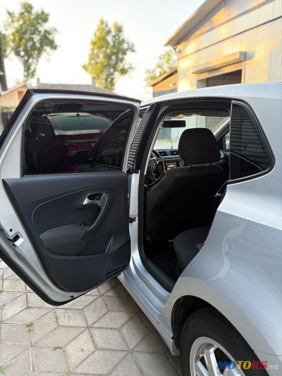 2014' Volkswagen Polo photo #6
