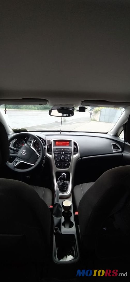 2012' Opel Astra photo #2