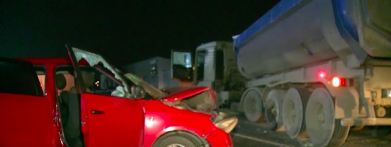Accident Violent la Sângera: 4 persoane, rănite după ce o mașină s-a izbit violent în remorca unui camion