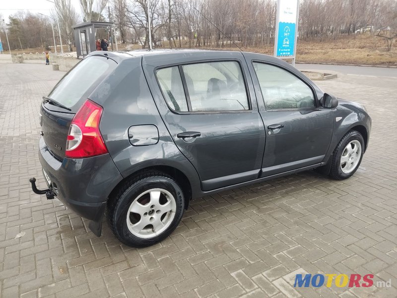 2009' Dacia Sandero photo #2