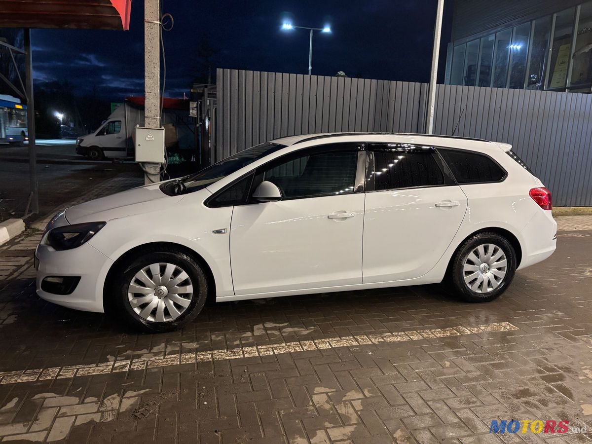 2012' Opel Astra photo #3