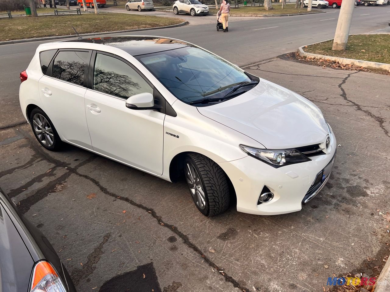 2013' Toyota Auris photo #3