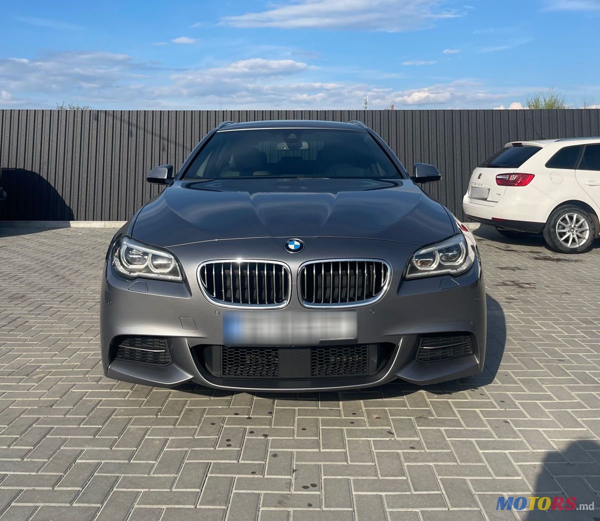 2015' BMW 5 Series Touring photo #2