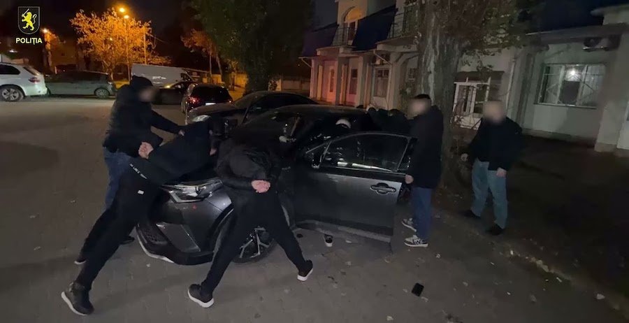 Bandă de hoți georgieni, prinsă în Chișinău. Interceptau semnalele cheilor pentru a fura din mașini