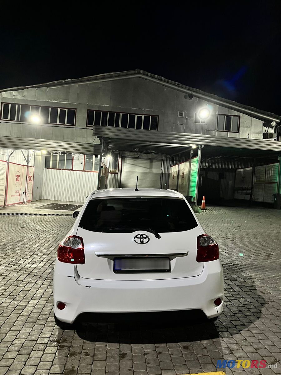 2010' Toyota Auris photo #2